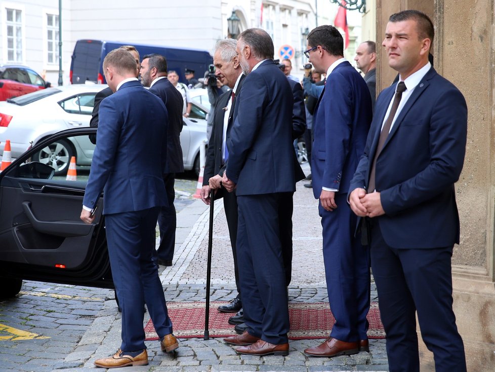 Prezident Miloš Zeman odchází z poslanecké sněmovny, kde měl projev ke středečnímu hlasování o důvěře vládě.