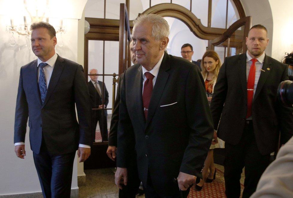 Prezident Miloš Zeman odchází z poslanecké sněmovny, kde měl projev k středečnímu hlasování o důvěře vládě.
