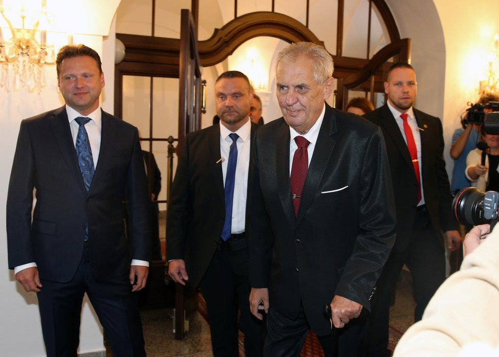 Prezident Miloš Zeman odchází z Poslanecké sněmovny kde měl projev k středečnímu hlasování o důvěře vládě