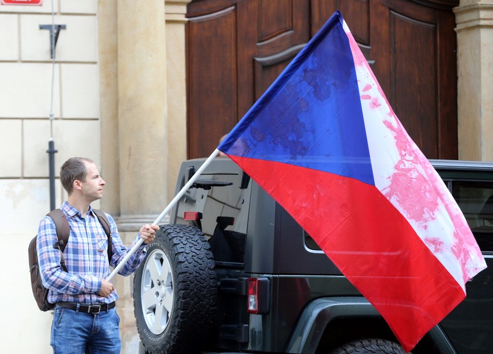 Před Poslaneckou sněmovou se shromažďují demonstranti, kteří nesouhlasí se sestavenou vládou, pro kterou se dnes bude hlasovat o důvěře.