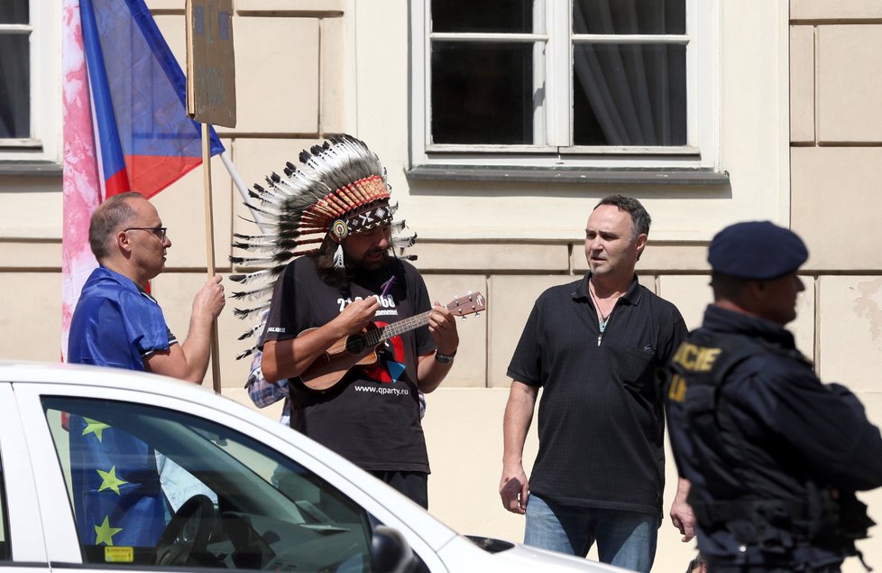 Před poslaneckou sněmovou se shromažďují demonstranti, kteří nesouhlasí se sestavenou vládou pro kterou se dnes bude hlasovat o důvěře