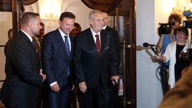 Prezident Miloš Zeman odchází z Poslanecké sněmovny, kde podpořil menšinový kabinet Andreje Babiše a ČSSD.