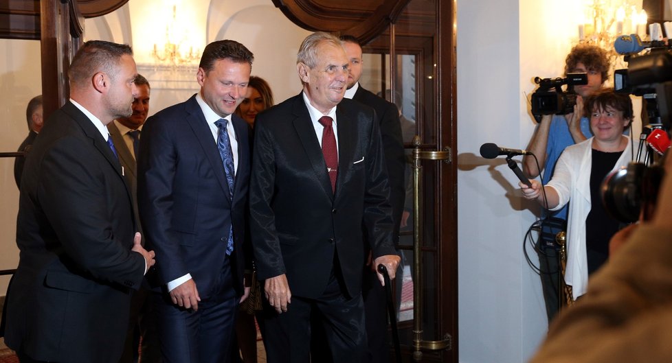 Prezident Miloš Zeman při návštěvě Sněmovny. Přivítal ho Radek Vondráček.