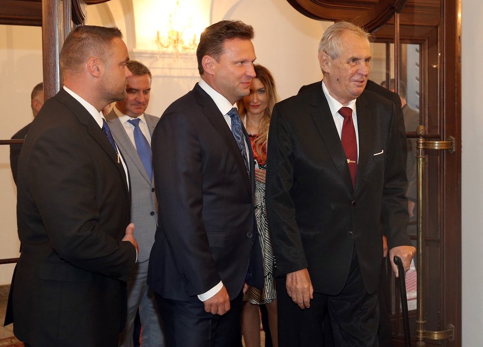 Prezident Miloš Zeman odchází z poslanecké sněmovny kde měl projev k středečnímu hlasování o důvěře vládě