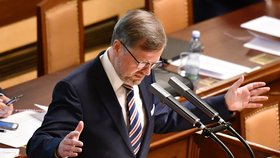Od opozice za plánovanou neúčast při hlasování o vládě schytala ČSSD kritiku.
