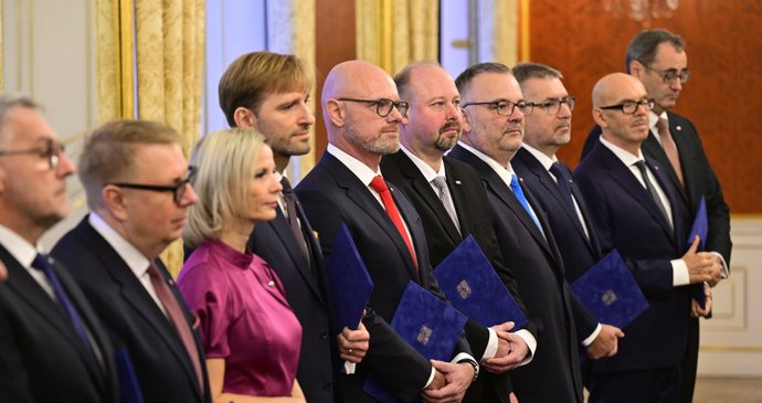 Prezident Petr Pavel jmenuje vládu premiéra Andreje Babiše (ANO) složenou ze zástupců hnutí ANO, SPD a Motoristů (15. 12. 2025)