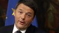 Matteo Renzi na brzké pondělní tiskové konferenci k výsledkům referenda v Itálii