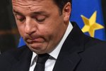 Matteo Renzi na brzké pondělní tiskové konferenci k výsledkům referenda v Itálii