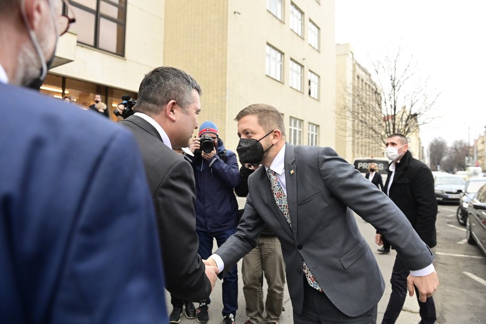 Jan Hamáček se vítá s novým ministrem vnitra Vítem Rakušanem.