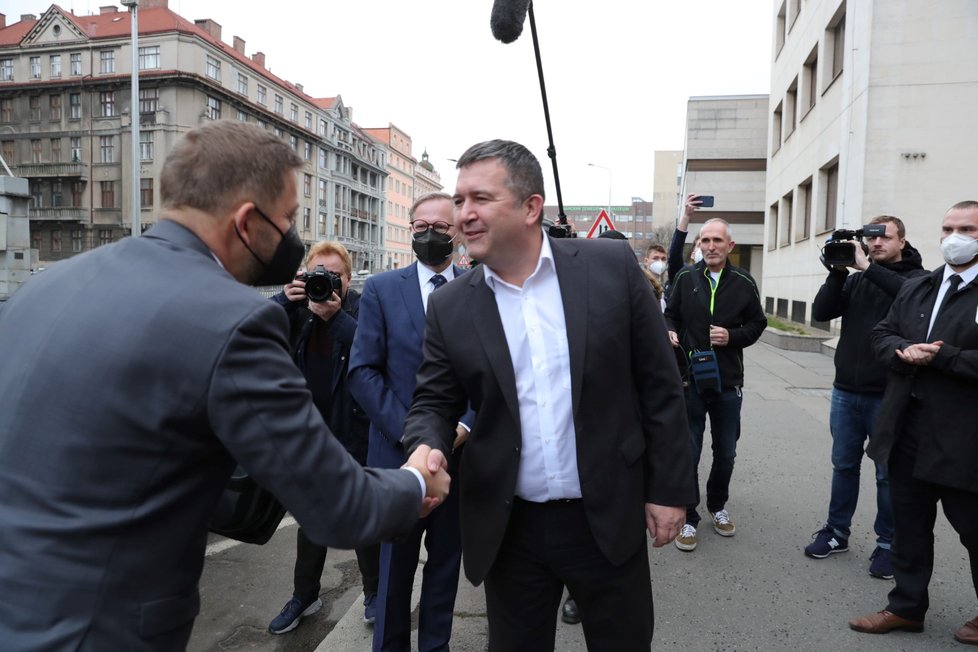 Bývalý ministr vnitra Jan Hamáček se svým nástupcem Vítem Rakušanem a premiérem Petrem Fialou při předávání ministerstva vnitra