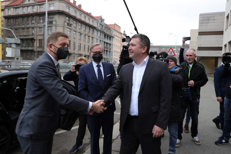 Bývalý ministr vnitra Jan Hamáček se svým nástupcem Vítem Rakušanem a premiérem Petrem Fialou při předávání ministerstva vnitra