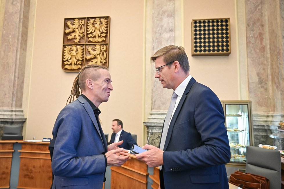 Vicepremiér pro digitalizaci a ministr pro místní rozvoj Ivan Bartoš a ministr dopravy Martin Kupka na jednání vlády, 31. srpna 2022.