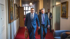 Ministři zahraničí a spravedlnosti Jan Lipavský a Pavel Blažek míří na jednání vlády, 25. října 2023.