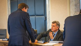 Pavel Blažek diskutuje s ministrem dopravy Martinem Kupkou, 25. října 2023.