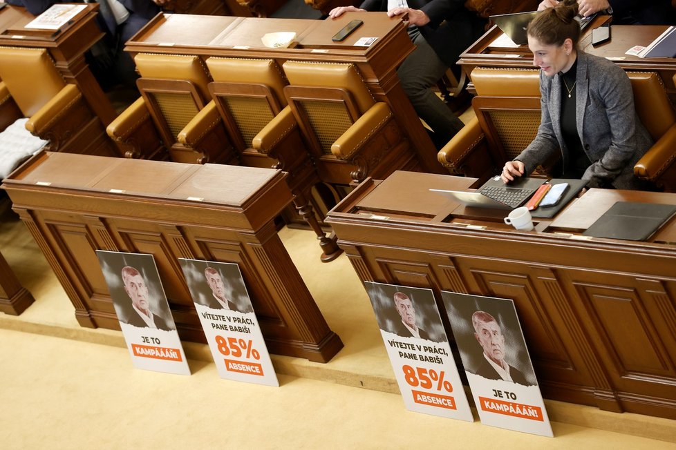 Jednání o nedůvěře vládě: V sále jsou cedule, které připomínají absenci Andreje Babiše (ANO) (17.1.2023)