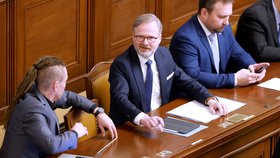 Jednání o nedůvěře vládě: Premiér Petr Fiala (ODS) s ministrem pro místní rozvoj Ivanem Bartošem (Piráti) (17. 1. 2023)