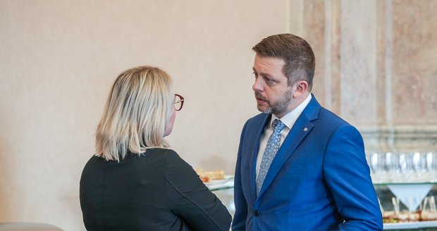 Vláda o změnách v České poště: Zruší 300 poboček?! Tisíce pošťáků čeká vyhazov