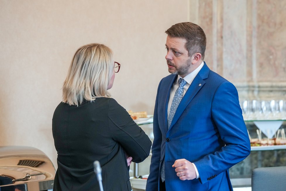 Jednání vlády: Ministr vnitra Vít Rakušan (STAN) a ministryně obrany Jana Černochová (ODS) (22. 3. 2023)
