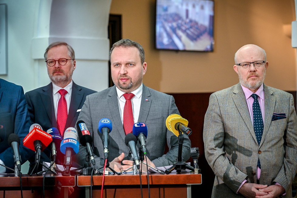 Jednání vlády:  Premiér Petr Fiala (ODS), ministr práce a sociálních věcí Marian Jurečka (KDU-ČSL) a ministr zdravotnictví Vlastimil Válek (TOP09) (01.03.2023)