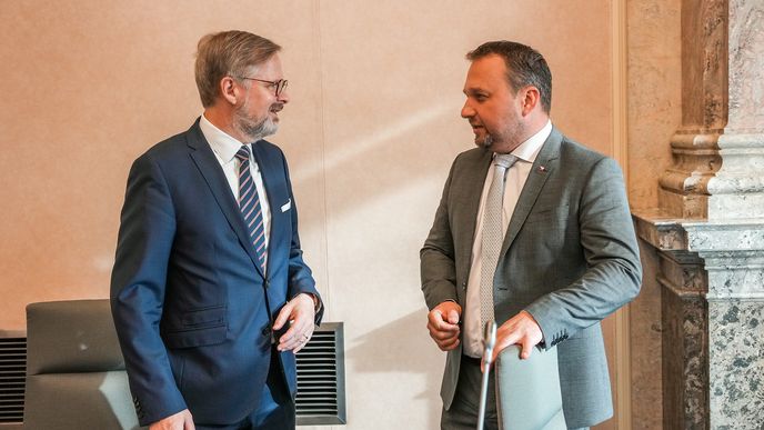 Premiér Petr Fiala (vlevo, ODS) a ministr práce a sociálních věcí Marian Jurečka (KDU-ČSL)