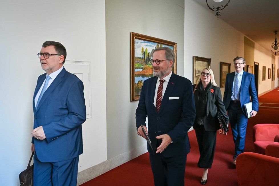 Jednání vlády: Přichází kabinet premiéra Petra Fialy (ODS), zleva ministr financí Zbyněk Stanjura (ODS), premiér, ministryně obrany Jana Černochová (ODS) (9.11.2022)