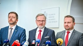 Jednání vlády: Ministr vnitra Vít Rakušan (STAN), premiér Petr Fiala (ODS) a ministr práce a sociálních věcí Marian Jurečka (KDU-ČSL)