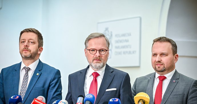 Jednání vlády: Ministr vnitra Vít Rakušan (STAN), premiér Petr Fiala (ODS) a ministr práce a sociálních věcí Marian Jurečka (KDU-ČSL)