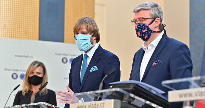 Ministr zdravotnictví Adam Vojtěch (za ANO) a vicepremiér Karel Havlíček (za ANO) po jednání vlády (27.4.2020)