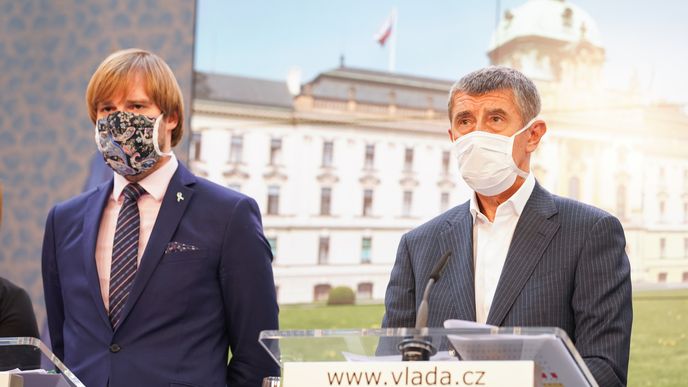 Vláda o koronaviru: Adam Vojtěch a Andrej Babiš.