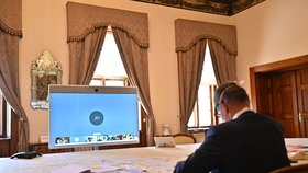 Jednání vlády: Andrej Babiš (ANO) během telekonference s ministry (27.4.2020)