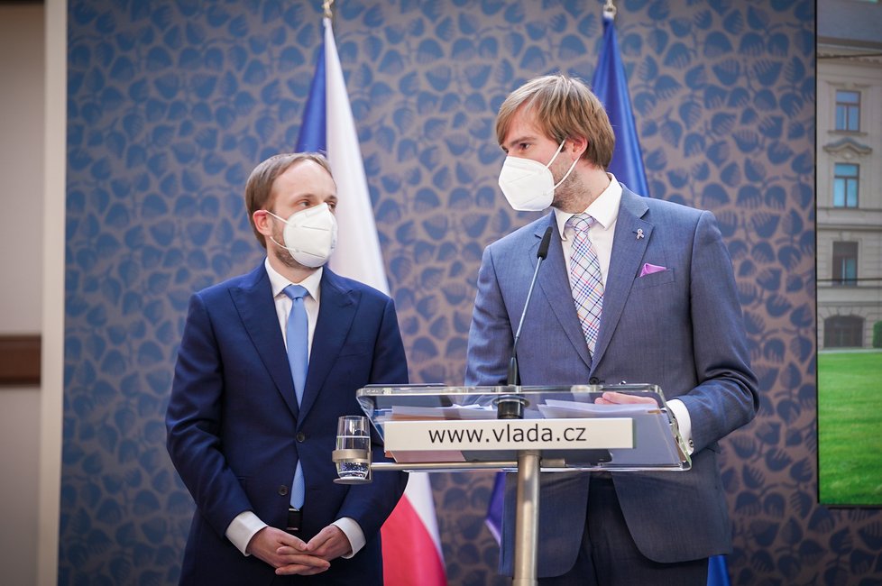 Jednání vlády: Ministr zahraničí Jakub Kulhánek a ministr zdravotnictví Adam Vojtěch