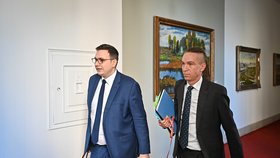Mimořádné jednání vlády: Ministr zahraničních věcí Jan Lipavský (Piráti) a ministr pro místní rozvoj a digitalizaci Ivan Bartoš (Piráti) (26.9.2022)