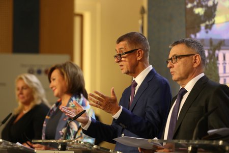 Ministryně pro místní rozvoj Klára Dostálová (ANO), ministryně financí Alena Schillerová (ANO), premiér Andrej Babiš, ministr kultury Lubomír Zaorálek (ČSSD) po jednání vlády o státním rozpočtu na rok 2020 (16.9.2019)