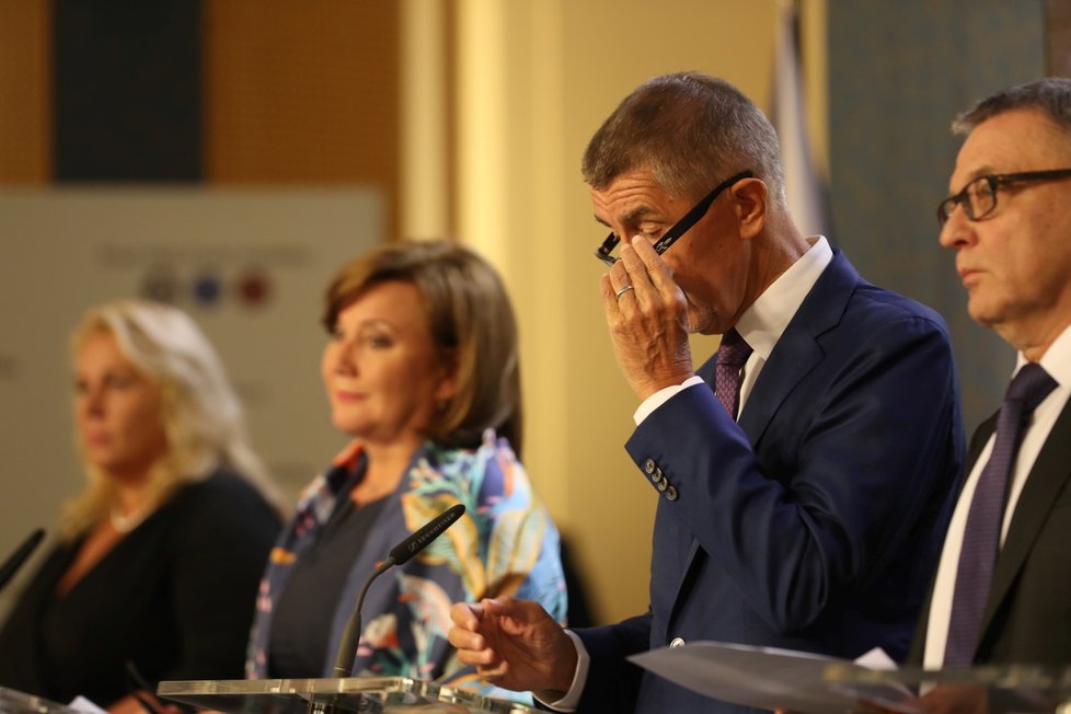 Ministryně pro místní rozvoj Klára Dostálová (ANO), ministryně financí Alena Schillerová (ANO), premiér Andrej Babiš, ministr kultury Lubomír Zaorálek (ČSSD) po jednání vlády o státním rozpočtu na rok 2020 (16. 9. 2019)