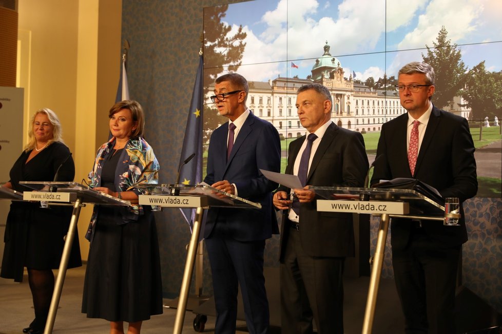 Ministryně pro místní rozvoj Klára Dostálová (ANO), ministryně financí Alena Schillerová (ANO), premiér Andrej Babiš, ministr kultury Lubomír Zaorálek (ČSSD) a ministr průmyslu a obchodu Karel Havlíček po jednání vlády o státním rozpočtu pro rok 2020 (16. 9. 2019)