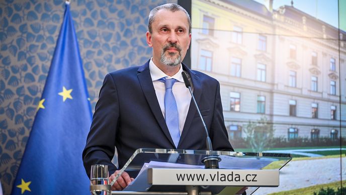 Ministr pro legislativu a předseda Legislativní rady vlády M. Šalomoun po jednání vlády, 31. srpna 2022.