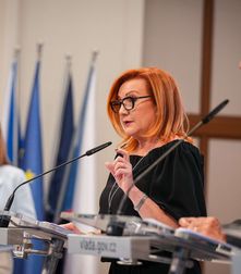 Alenko, ukaž k… Vláda po divokém schvalovacím rituálu představila schodek rozpočtu pro naše lidi Alenko, ukaž k… Vláda po divokém schvalovacím rituálu představila schodek rozpočtu pro naše lidi