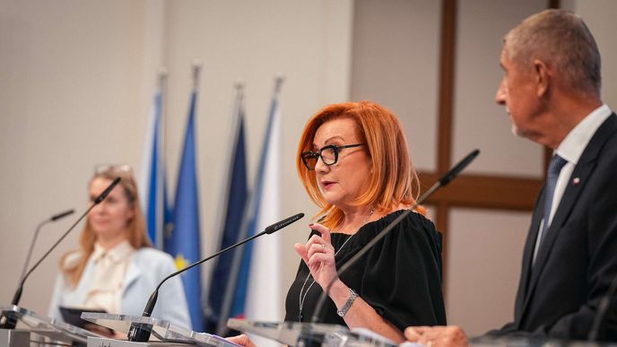 TK po jednání vlády: Ministryně financí Alena Schillerová a premiér Andrej Babiš (oba ANO) (13.4.2026) TK po jednání vlády: Ministryně financí Alena Schillerová a premiér Andrej Babiš (oba ANO) (13.4.2026)