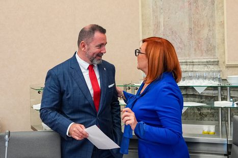 Obrázek: 2000 Kč důchodcům terčem opozice. „Drsný hranatý předložky k vaně,“ šili do Motoristů za rozpočet
