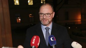 Ministerstvo školství se chystá kontrolovat kraje, jak rozdělily školám peníze na růst platů a zda se k učitelům dostaly i slibované odměny. Do nich měla letos putovat třetina přidávaných peněz.V diskusním pořadu televize Prima to řekl ministr školství Robert Plaga.