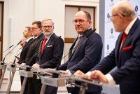 Svévole budoucí vlády, čílil se kvůli zatržení cest na akce NATO a EU Lipavský. Fialův kabinet zasedl