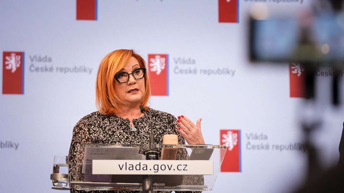 Předvánoční jednání vlády: Alena Schillerová na tiskovce (22.12.2025) Předvánoční jednání vlády: Alena Schillerová na tiskovce (22.12.2025)