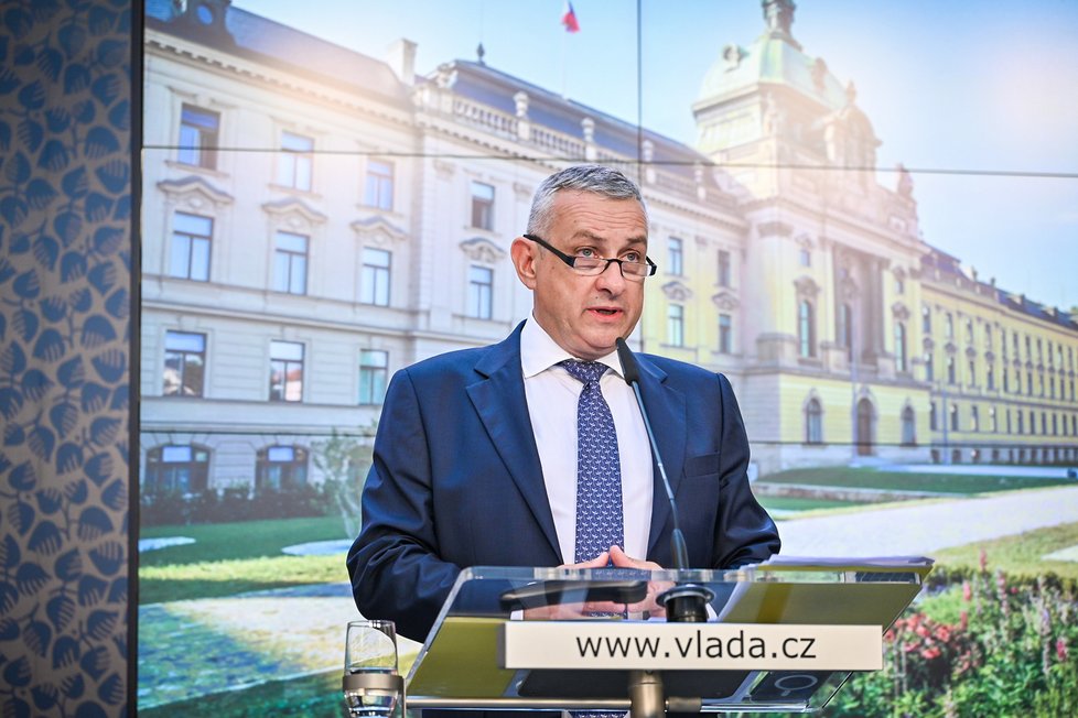 Ministr průymslu a obchodu J. Síkela po jednání vlády, 31. srpna 2022.