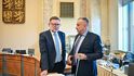 Mimořádné jednání vlády: Ministr financí Zbyněk Stanjura (ODS) a ministr průmyslu a dopravy Jozef Síkela (za STAN) (26.9.2022)