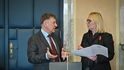 Ministr školství V. Balaš probírá jeden z bodů jednání s Janou Černochovou, 9. listopadu 2022