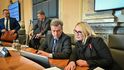Šéfové resortů spravedlnosti a obrany P. Blažek a J. Černochová v diskuzi před začátkem jednání, 9. listopadu 2022