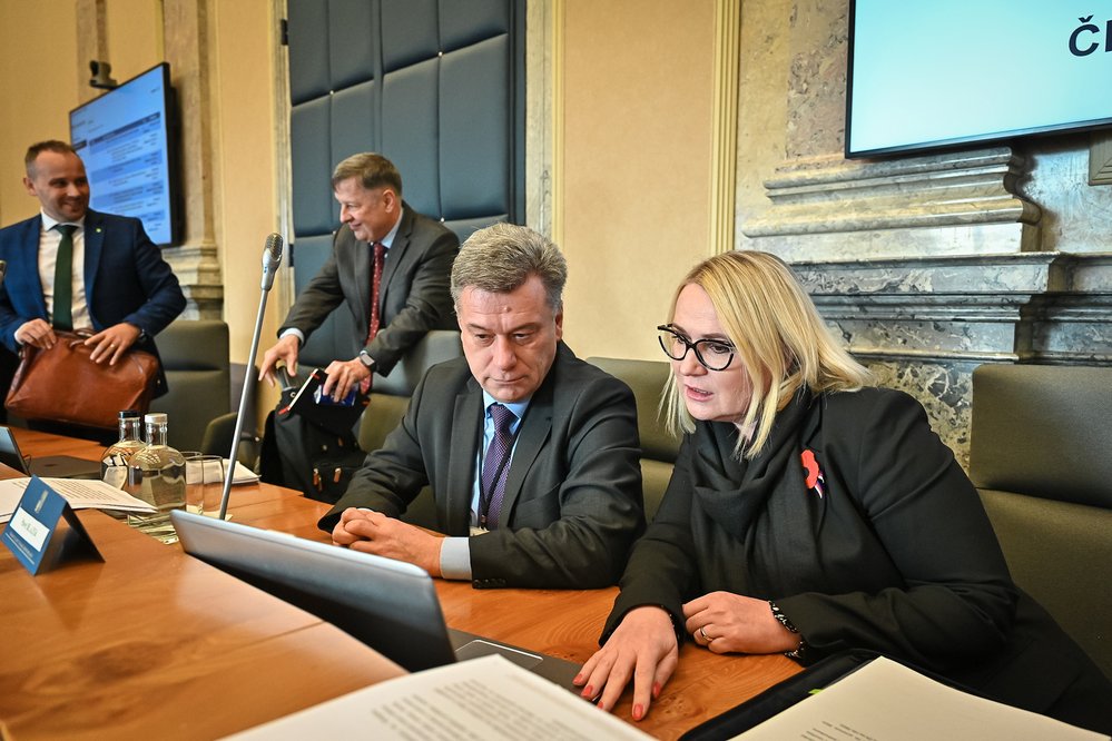 Šéfové resortů spravedlnosti a obrany P. Blažek a J. Černochová v diskuzi před začátkem jednání, 9. listopadu 2022