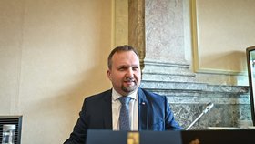 Vicepremiér a ministr práce a sociálních věcí M. Jurečka v zasedacím sále vlády (9. listopadu 2022)