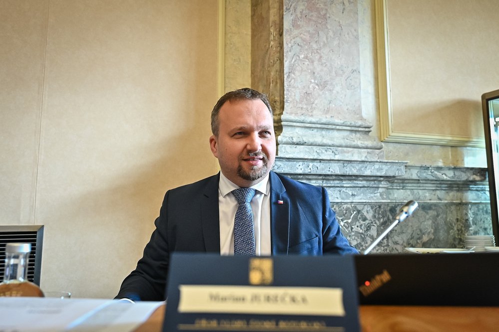 Vicepremiér a ministr práce a sociálních věcí M. Jurečka v zasedacím sále vlády, 9. listopadu 2022
