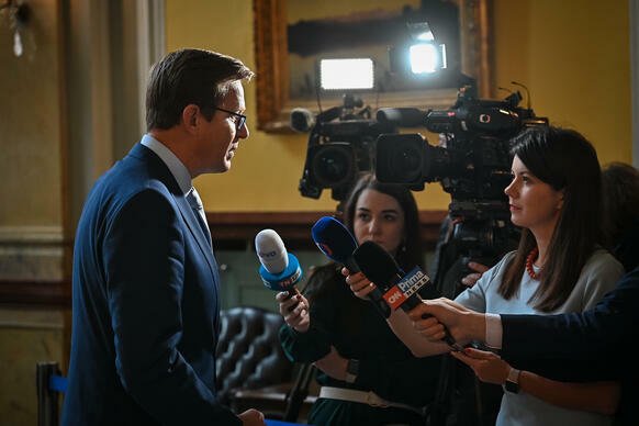 Ministr dopravy M. Kupka odpovídá na dotazy novinářů při příhodu do Strakovy akademie, 9. listopadu 2022.